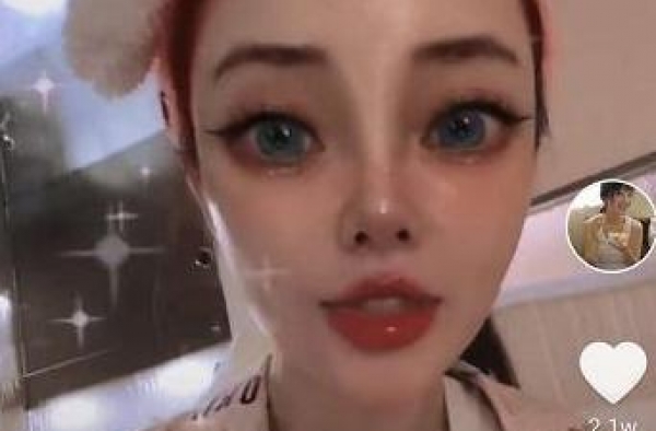 李小璐深夜称喜欢帅哥，脖子疑出现草莓印，网友直呼：也正常