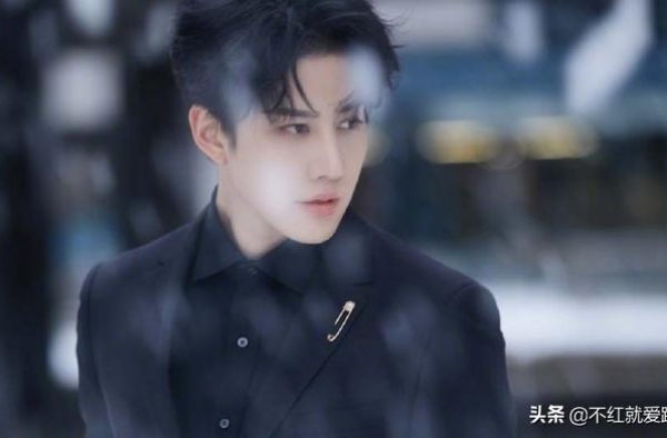 当红男明星上节目哭诉穷，自曝没钱去餐厅，窘迫现状背后藏着无奈