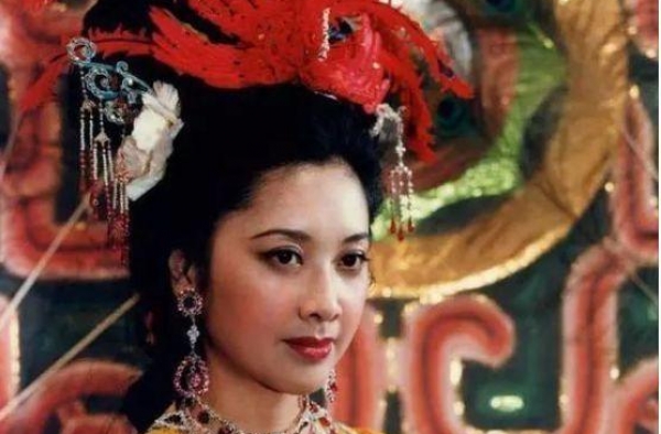 “女儿国国王”朱琳风韵犹存，穿简约套装好精神，看不出快七十岁