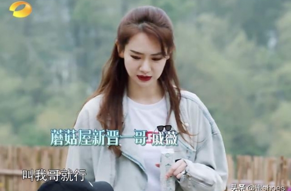 看看36岁的戚薇如何演绎初秋酷飒时尚风，西装外套气质翻倍