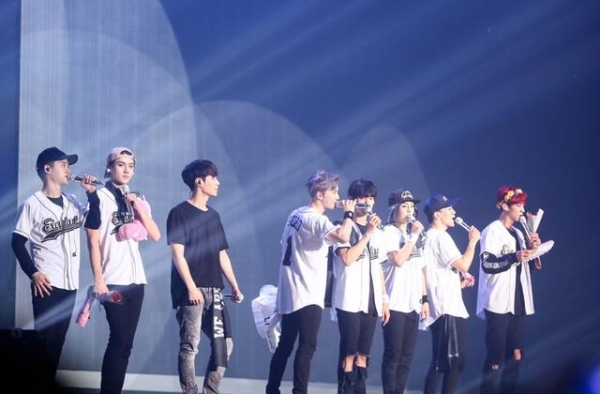 时尚资源最好的偶像团，男团是EXO，女团是blackpink