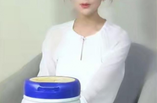 颖儿出镜和baby撞脸，脸部臃肿嘴角僵硬，但她早已解释过真相