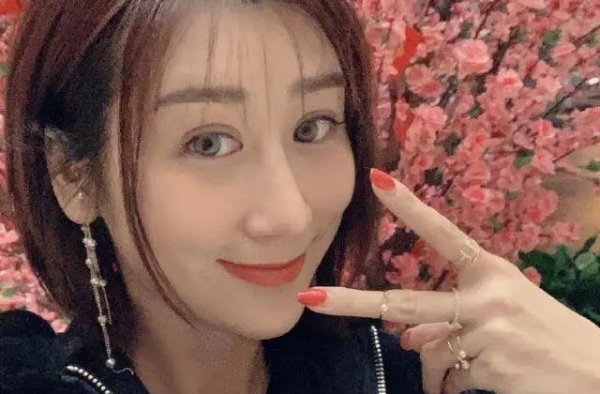 陈浩民一家八口同框，5年生4胎场面大，小16岁蒋丽莎愿拼5胎