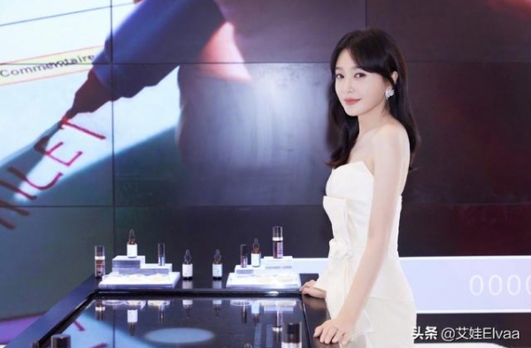41岁秦岚真洋气，穿皮衣配露脐装，开叉裙秀电线腿女生酸到不行