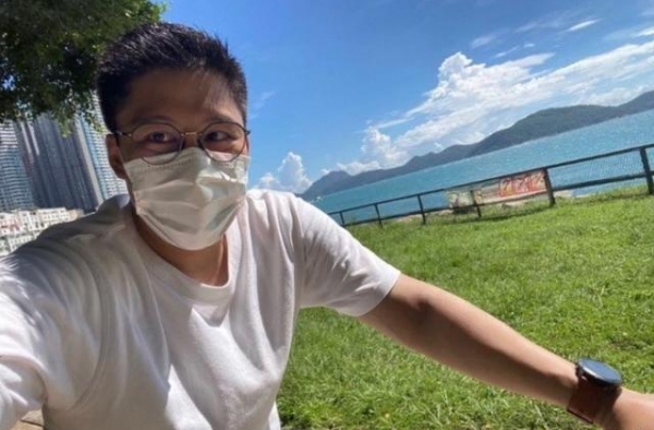 霍启刚一家三代骑车！郭晶晶领头保护儿女 74岁公公陪孙不容易