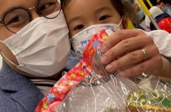 霍启刚带女儿坐地铁，晒合照高调表白：“爱你，我的心肝”