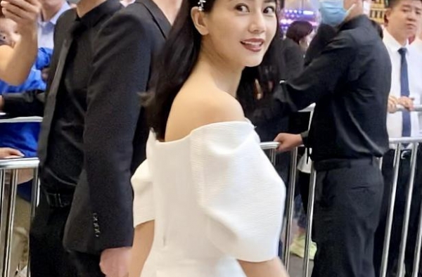 高圆圆生图美貌在线：穿露肩白裙气质好，侧脸的回眸一笑无法拒绝