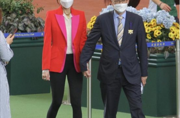 李嘉欣与老公一同亮相，穿红色西装配紧身裤，身材曲线太优越