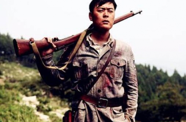 他是亮剑硬汉，拍戏双目失明，患抑郁2次自杀，今女装亮相成视帝