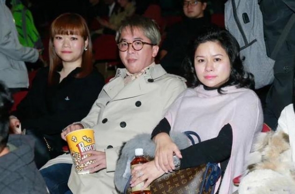 邓兆尊：持4亿资产养3女友暑热天公交代步，为公平坚持不婚不育
