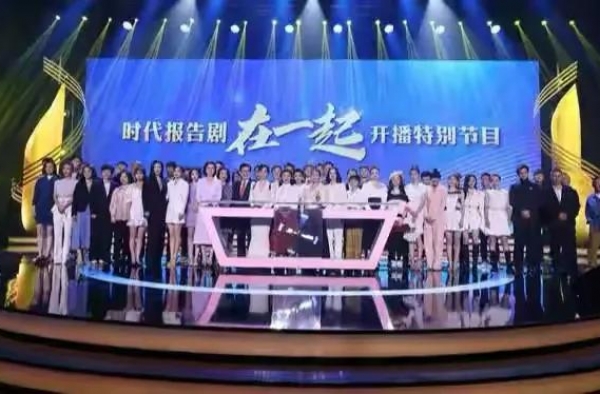 众星合体李小冉发福董璇性感，57岁毛阿敏穿黑西装染红发真年轻