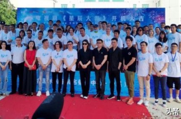 老公被传破产风波后，刘涛一身黑衣现身新剧开机仪式，疲态满满
