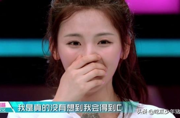 赵丽颖认真讲菜单，杨超越不好好听，点菜时一问三不知