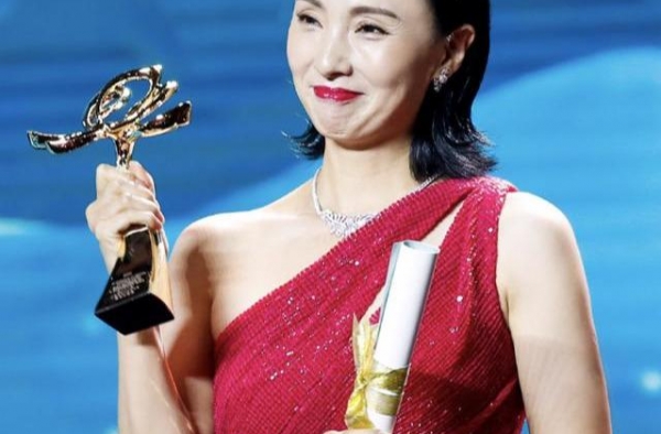 48岁陶虹活的通透又从容，如今中年复出再度翻红，她到底凭什么