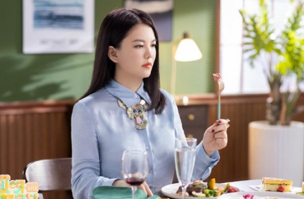 李湘10岁女儿“抽条”啦！长大后尖下巴明显，五官越来越清秀