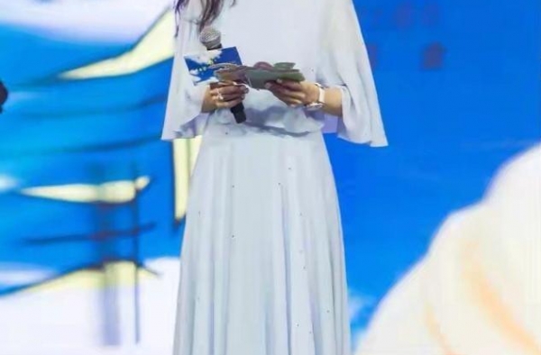 女神张柏芝穿蓝色公主裙现身节目录制现场，长卷发像公主一样！