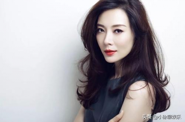43岁的她是大众女神，老公陷深夜晒照风波，引发网友一片热议