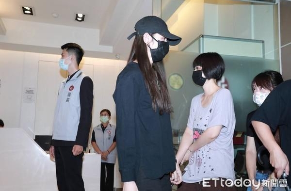 李千那哭得很伤心离开小鬼灵堂　待了快4小时：我只是很想你