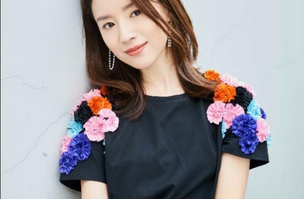 39岁董洁这样打扮好减龄，条纹衫配宽松牛仔裤，素颜美得像少女