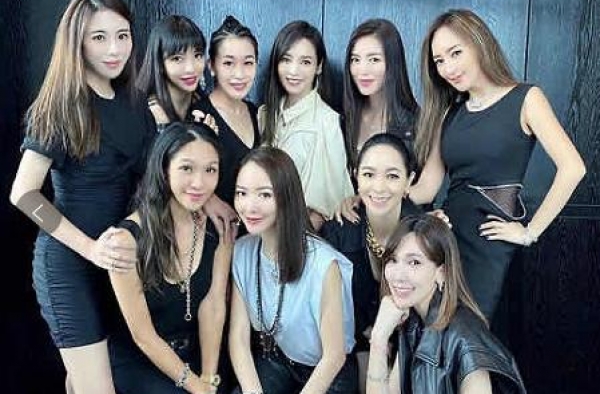 李靓蕾侯佩岑关颖贵妇聚会，陈若仪挤入疑遭排挤，站边缘独自美丽