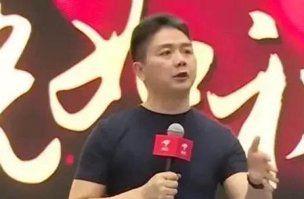 刘强东回京东办“火锅宴”!章泽天穿贵妇装撑场面，气质敌众人