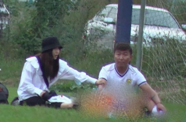 陈羽凡近照曝光，与小18岁女友合体秀恩爱，女方被指神似白百何