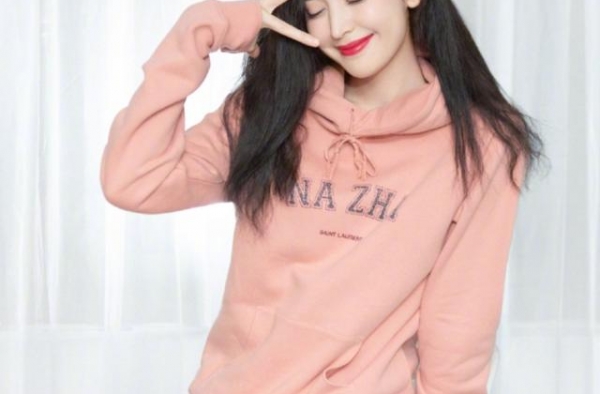 娜扎被曝片场挖鼻孔，举止随意毫无偶像包袱，注视男演员眼神深情