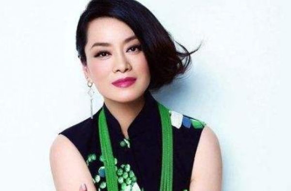 韩红下跪感谢的毛阿敏，今成250亿阔太，父亲曾为她哭瞎双眼
