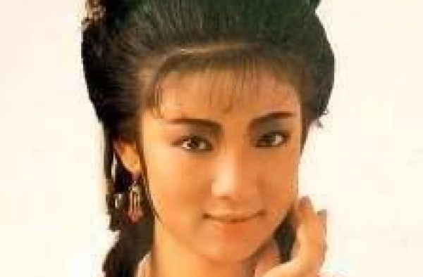 她曾是当红女星，拍戏意外撞死女导演，今吃素多年至今不原谅自己