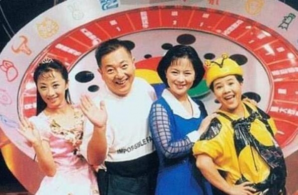 54岁曾被嘲笑像＂农村大娘＂的鞠萍近照罕曝光，苍老发福认不出
