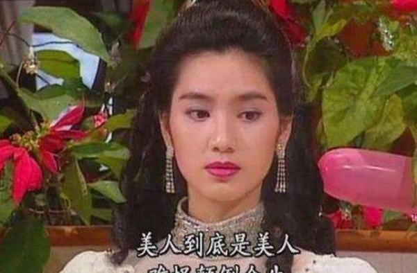 洪欣再游迪士尼，同一角度拍照少了张丹峰毕滢，多了儿子张浩锋