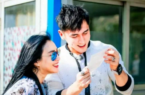 张伦硕为钟丽缇庆生，被指秀恩爱过度，是在“装样子”