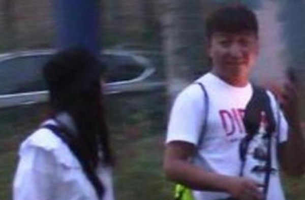 陈羽凡现身球场，当众脱衣满身赘肉太油腻，现女友神似白百何