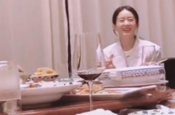 赵丽颖与郑晓龙约饭，素颜出镜徒手啃鸡爪，乐道眼睛眯成一条缝