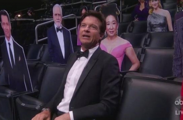 没有嘉宾出席的艾美奖颁奖典礼，竟然还挺好看