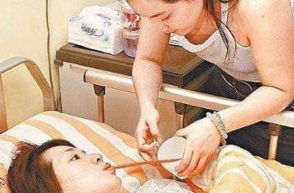 林志玲入院开刀手术，面容憔悴喝水需人喂，老公称不生娃也可以