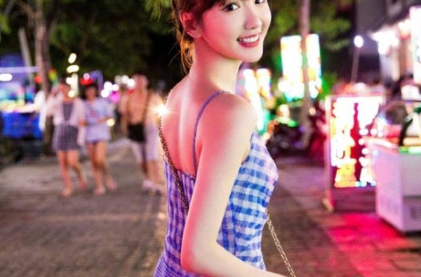 毛晓彤丸子头清纯甜美，化身小吃货超享受，童心未泯惹人爱