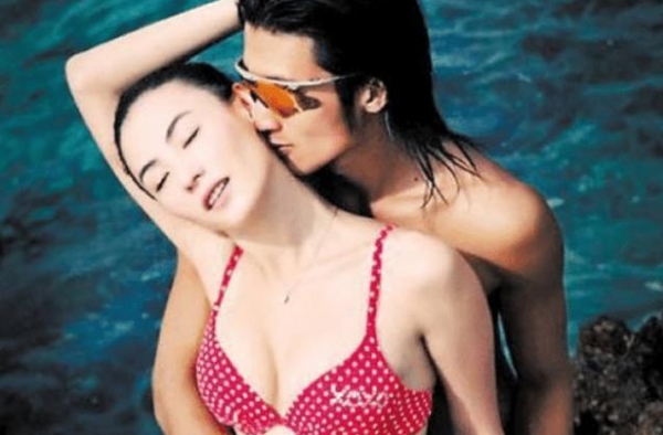 她是张柏芝的母亲，开放不亚于女儿，如今56岁仍拍这种片