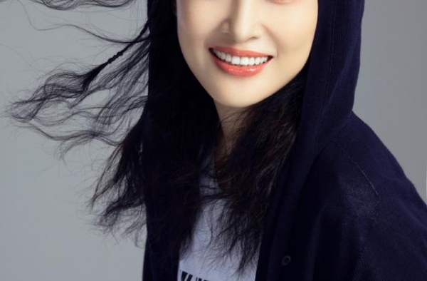 央视一姐二代目，接班人是李思思，已过知天命却胜似少女