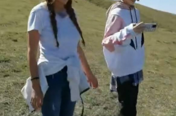 撒贝宁综艺路透，大长腿引关注，被调侃“柯基撒变长腿撒”