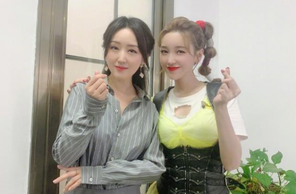 加了美颜和滤镜，杨钰莹跟金莎都是少女，但女神不老都是假的