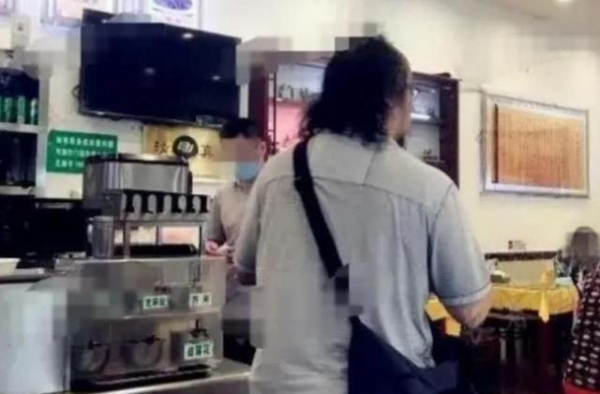 王菲前夫窦唯现身：邋遢样子遭网友群嘲，他却拒绝了再红的机会
