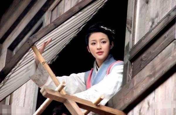 因扮演潘金莲走红，却因为私密照被泄露形象尽毁