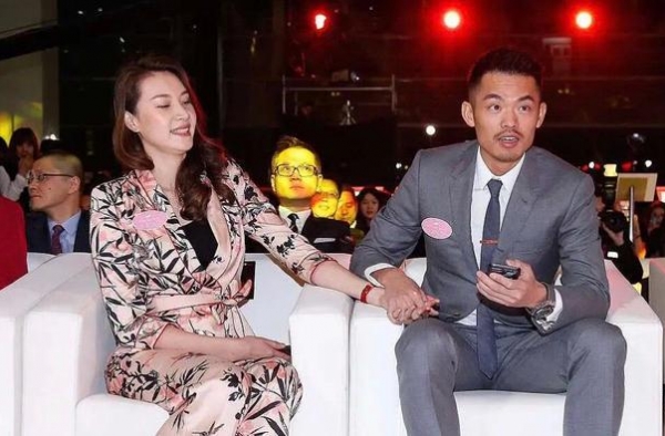 林丹退役后首露面，握紧老婆手秀恩爱，谢杏芳：配合你演出的我
