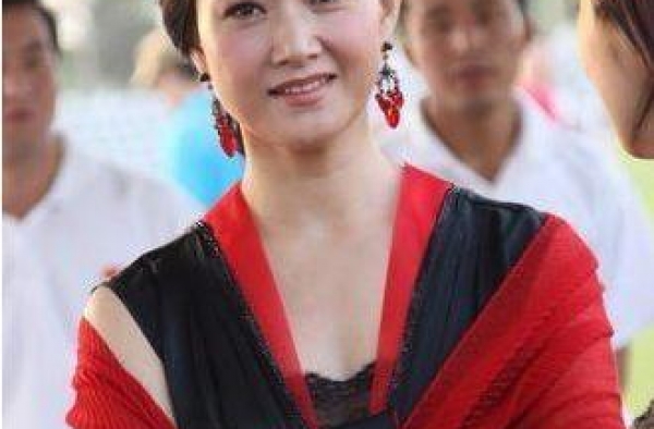 54岁宋祖英罕曝光，脸色憔悴发福明显，与往日优雅模样反差大