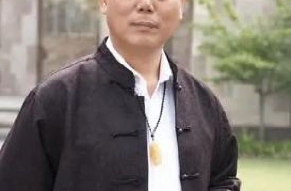他在台上言辞犀利，生活中也冷冽如铁，身价过亿却让妻儿住小黑屋