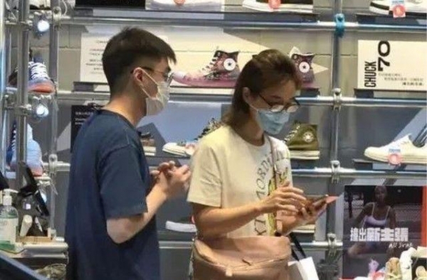 关咏荷素颜逛商场，没修图气质还那么好，老了依然优雅漂亮