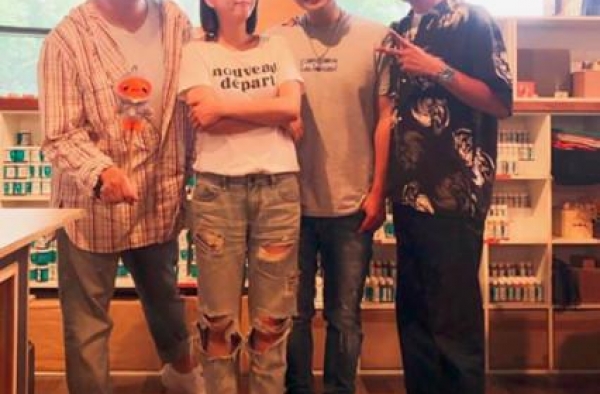 李易摆招牌木村嘴纪念小鬼　承诺藏洋葱：以后回北投，一定找黄爸