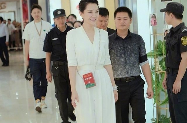 许晴终于换发型，麻花辫穿连体装50岁很甜美，新华字典包是亮点