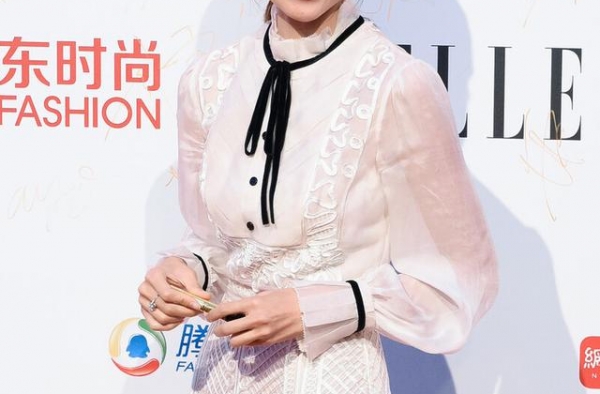 董洁和儿子逛街近照曝光，顶顶和妈妈同框似姐弟，网友：好看